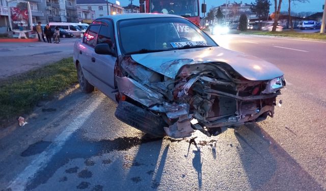 Samsun'da tıra çarpan otomobilin sürücüsü yaralandı