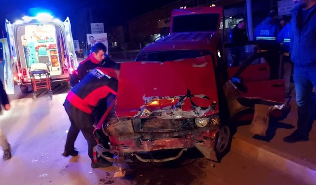 Tokat'ta otomobil ile hafif ticari aracın çarpıştığı kazada 2 kişi yaralandı