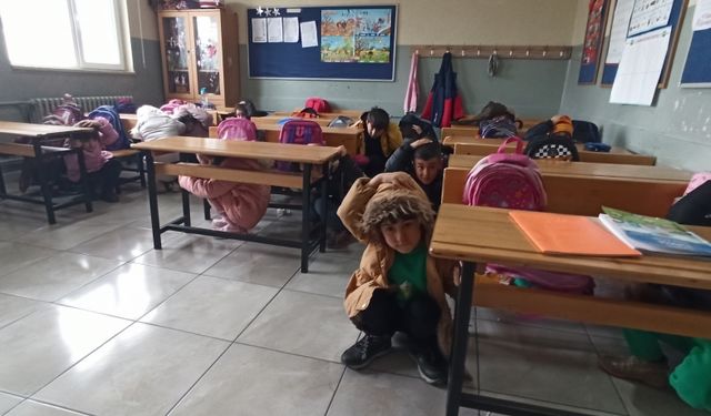 Yeşilyurt'ta 6 Şubat depremlerinin birinci yılında okullarda deprem tatbikatı yapıldı