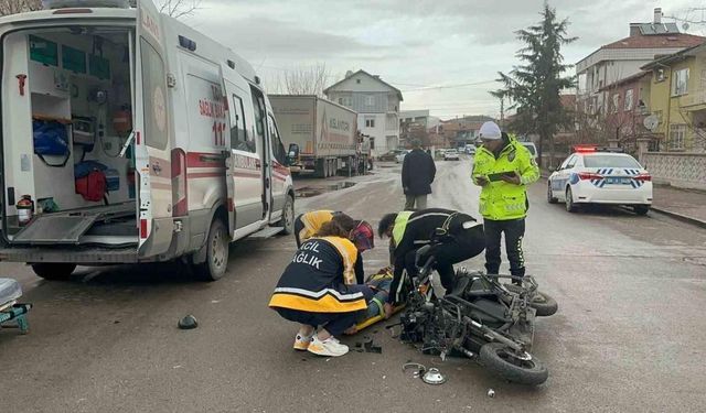 Hafif ticari araç elektrikli motosiklete çarptı: 1 yaralı