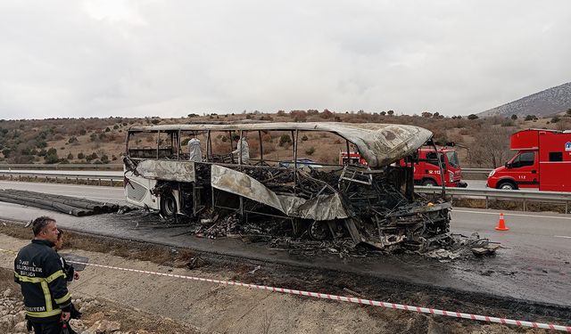 Çorum'da yürekleri yakan kaza: Alev alev yanan otobüsten geriye iskeleti kaldı