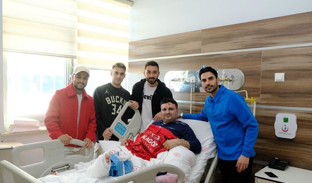 Çorum FK'nın yıldızlarından yürekleri ısıtan hastane ziyareti: Kaza geçiren taraftara büyük jest