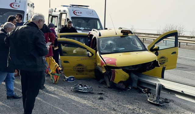 Cenazeden dönenleri taşıyan taksinin bariyerlere çarptığı kazada 4 kişi yaralandı