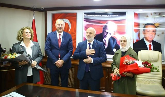 Ardeşen'in CHP'li Belediye Başkanı Atagün görevi devraldığı AK Parti'li Kahya ile vatandaşları selamdı