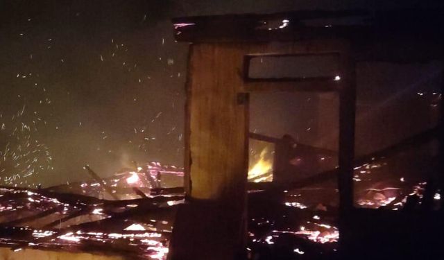 Rize'de iki katlı ahşap ev yandı
