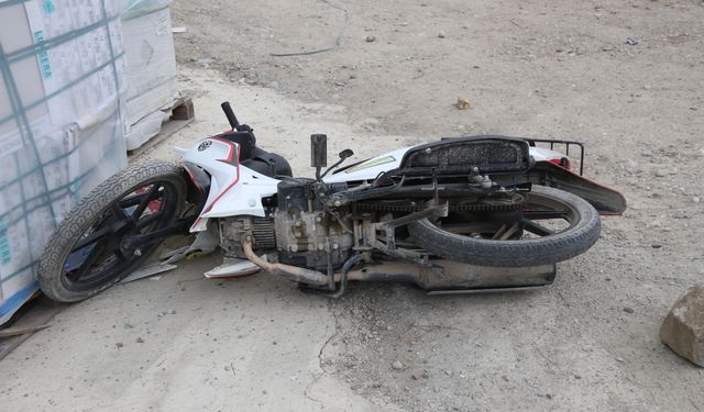 Taşova'da devrilen motosikletteki 2 kişi yaralandı