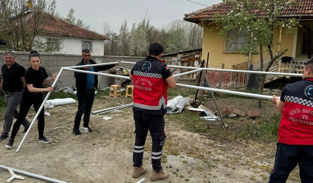 TOGÜ'lü öğrenciler depremler sonrası dağıtılan çadırların kurulmasına yardım etti