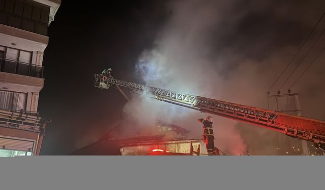 Zonguldak'ta çıkan yangında 3 katlı evin üst katı zarar gördü