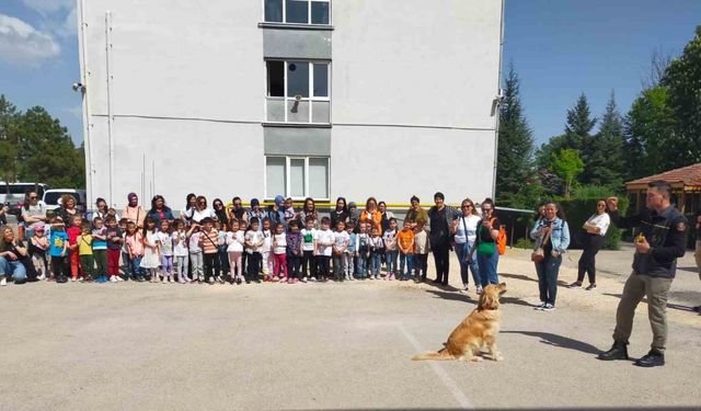 Mithat Paşa İlkokulu’nun ana sınıfı öğrencileri velileri ve idari personeli Eskişehir Emniyet Müdürlüğü’nü ziyaret etti