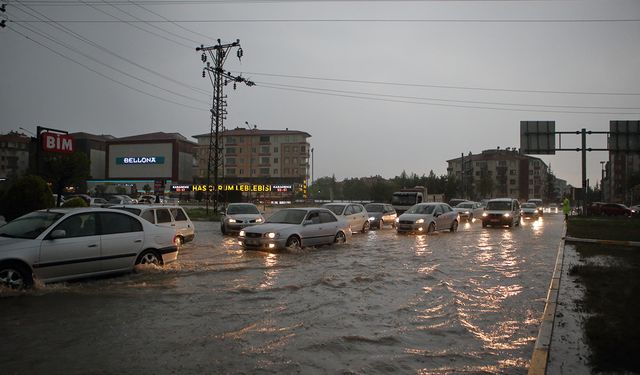 Çorum'da sağanak ve dolu felaketi: Caddeler sular altında kaldı!