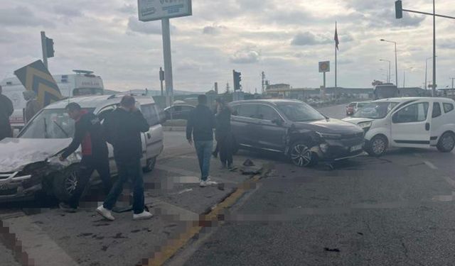 Çorum'da zincirleme trafik kazası: Araçlar birbirine girdi, 5 yaralı
