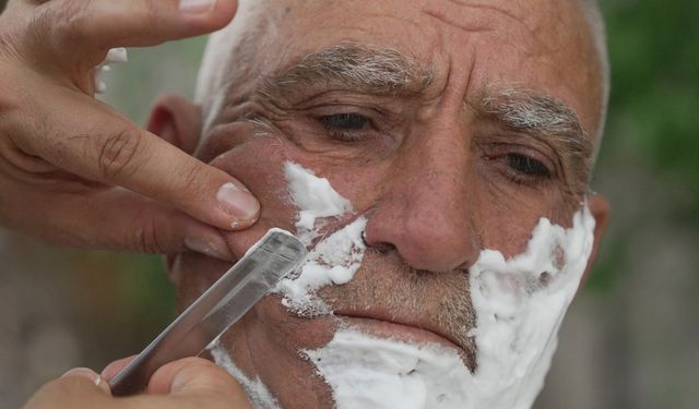 Çorum Belediyesi'nden yaşlılar için evde tıraş hizmeti