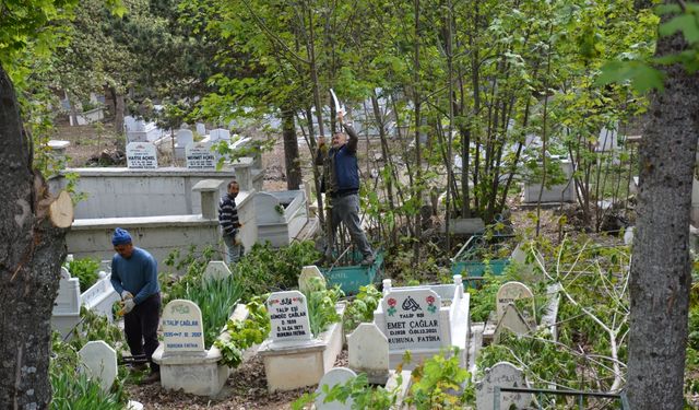 Başçiftlik'te mezarlıklarda temizlik yapılıyor