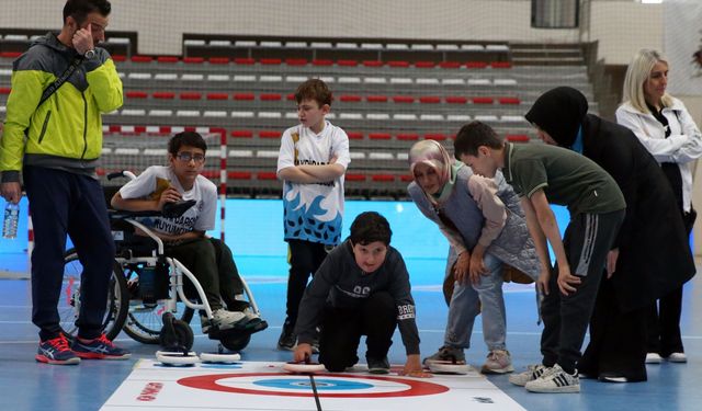 Kastamonu'da özel öğrencilerin yarıştığı floor curling turnuvası başladı