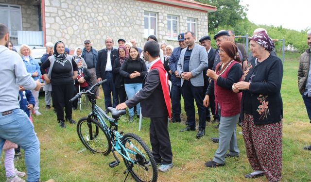 Mecitözü Kaymakamı Köse'den down sendromlu Kara'ya bisiklet hediyesi