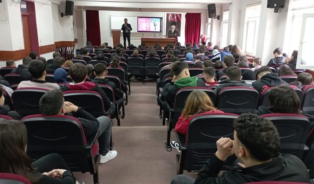 Trabzon'da gençlere yönelik dezenformasyon ile mücadele eğitimleri veriliyor
