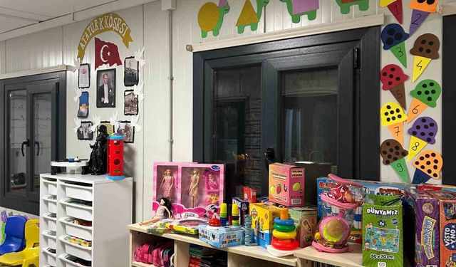 Anadolu Üniversitesi öğrencileri deprem bölgesinde yeni kütüphaneler oluşturdu