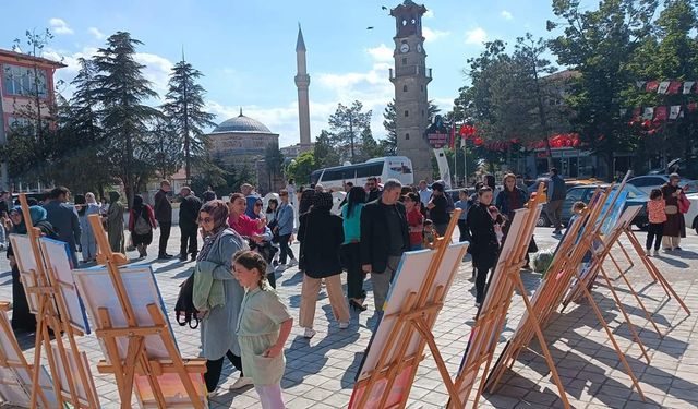 Atatürk Meydanı’nda sanat fırtınası: Gençlerden muhteşem Resim Sergisi