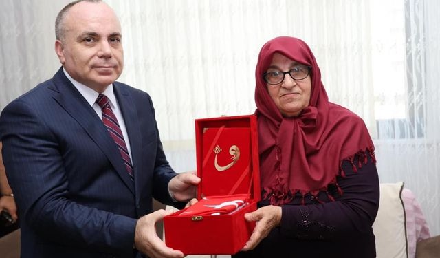 Artvin Valisi Cengiz Ünsal, Şehit Hilmi Emiral'ın ailesini ziyaret etti