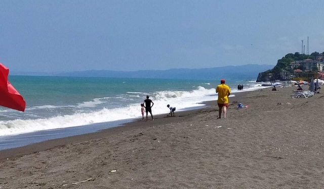 Hafta sonu denize girmenin yasaklandığı Akçakoca'da cankurtaranlar sahilleri denetliyor