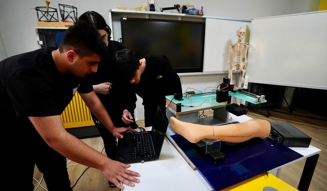 Lise öğrencileri kırık tedavisinde implantı röntgensiz görüntüleyen cihaz geliştirdi