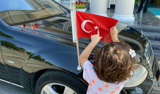 Düzce'de 2 küçük kardeşin, makam aracındaki Türk bayrağını öpmesi kameraya yansıdı