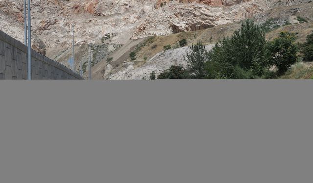 Amasya'da devrilen tüp yüklü kamyondan fırlayan sürücü ağır yaralandı