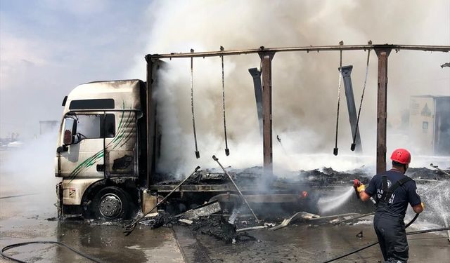 Amasya'da mobilya yüklü tırda çıkan yangın söndürüldü