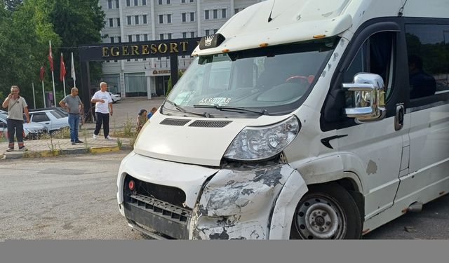 Karabük'te üç aracın karıştığı kazada 4 kişi yaralandı