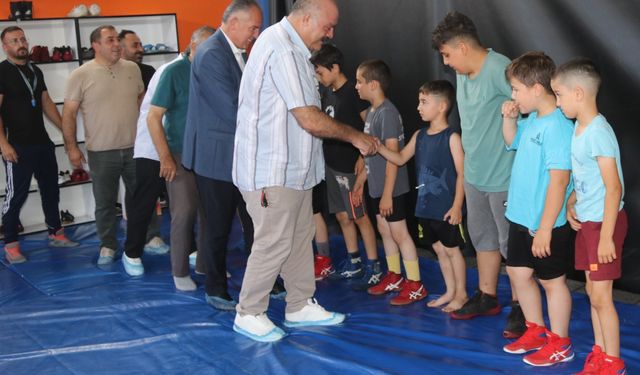 Olimpiyat şampiyonu eski milli güreşçi Demir, Taşova'da sporcuları ziyaret etti