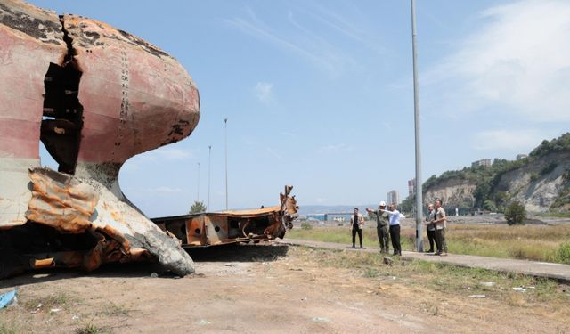 Zonguldak Valisi Hacıbektaşoğlu, batan yük gemisinin enkazından çıkarılan parçalarda yapılan çalışmaları inceledi