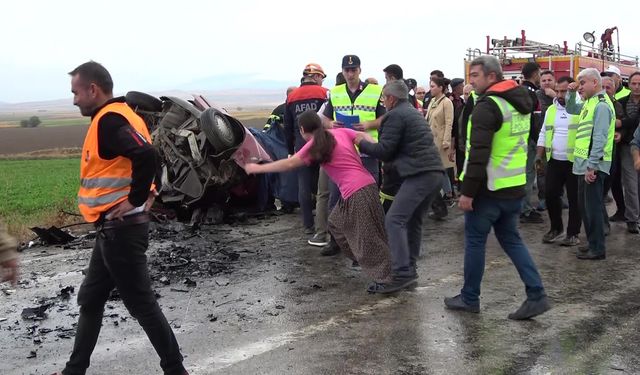 Amasya-Çorum yolunda can pazarı! İki otomobil kafa kafaya çarpıştı: 2 kardeş hayatını kaybetti