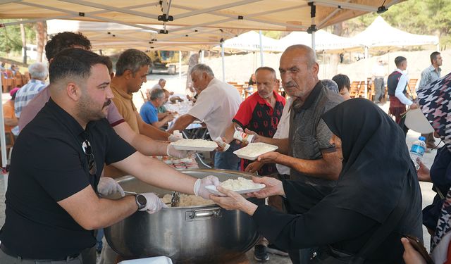 Osmancık'ta sürpriz ikram! Yeni mahsul Osmancık pirincinden yapılan pilav karayolunda seyahat edenlere dağıtıldı