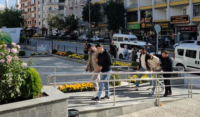 Çorum’da 2 kişiyi silahla yaralayan şalvarlı ve maskeli 2 şüpheliden 1'i tutuklandı