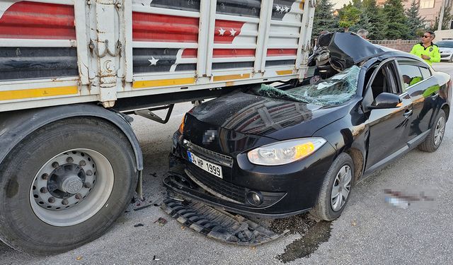 Çorum Alaca'da feci kaza! Otomobil tırın altına girdi, 4 yaralı