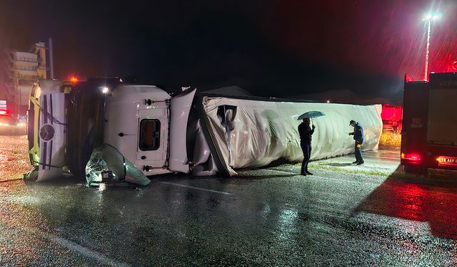 Çorum'da feci kaza! Fındık kabuğu yüklü tır devrildi, yaralılar var