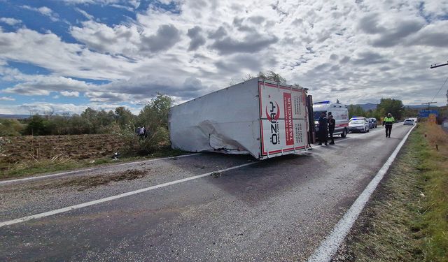 Çorum - Alaca yolunda korkunç kaza: Kamyon devrildi, yaralılar var!