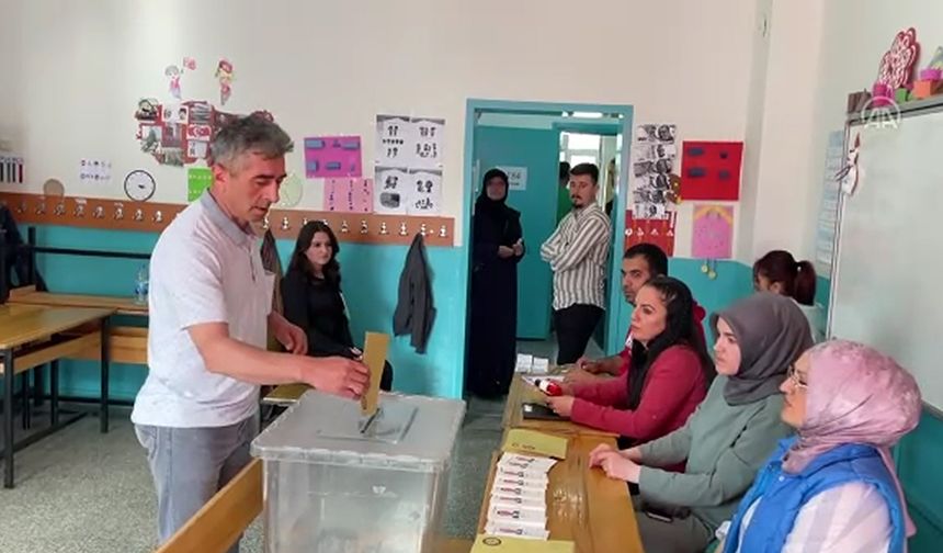 Çorum'da Cumhurbaşkanı seçimi ikinci turu için vatandaşlar oy kullanmaya başladı