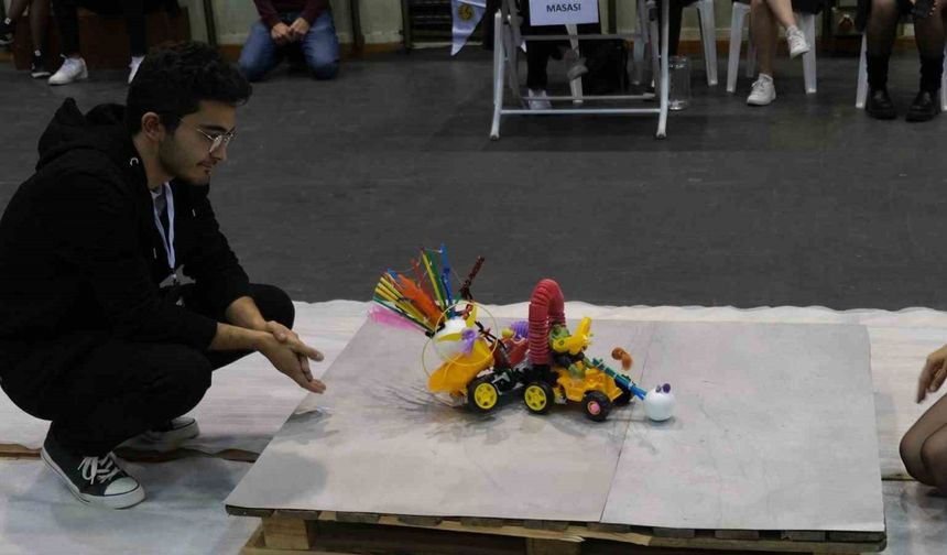 Eskişehir’de ilginç robot yarışması büyük çekişmeye sahne oldu