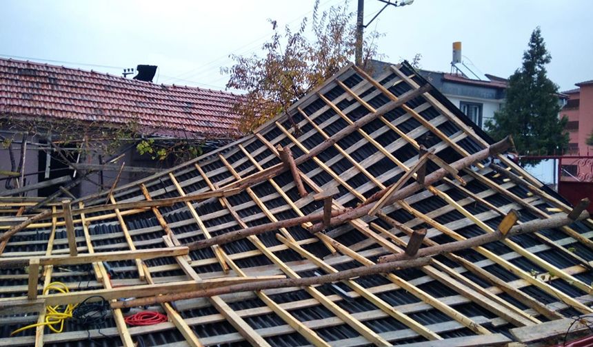 Alaca'da şiddetli fırtına: Binaların çatısı uçtu!