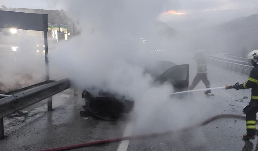 Tosya - Çorum yolunda büyük tehlike: Seyir halindeki otomobil alev alev yandı