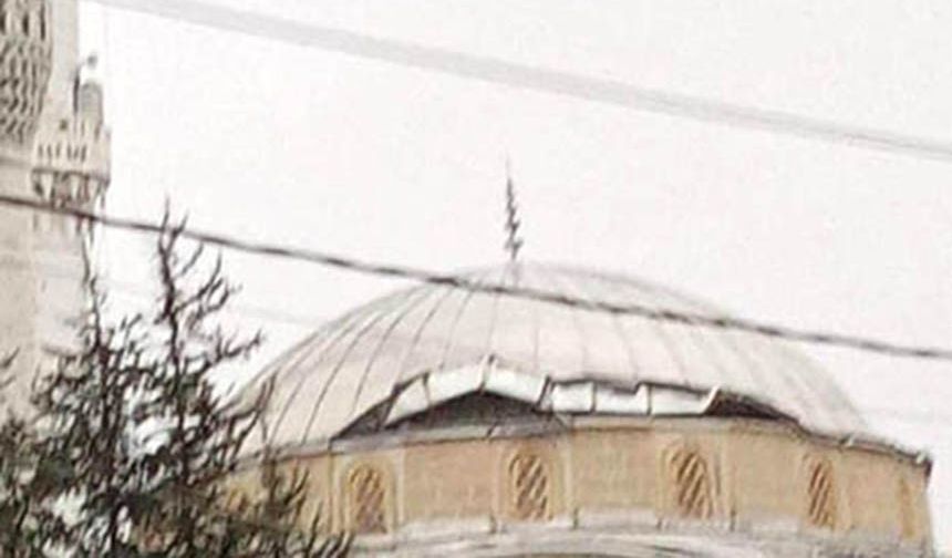 Sungurlu'da fırtına dehşeti: Cami kubbesi zarar gördü, otobüs durağı uçtu