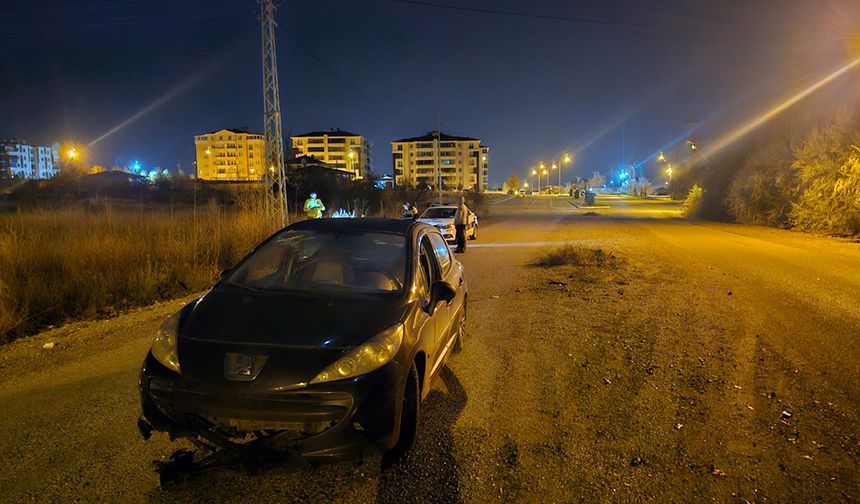 Çorum'da otomobil sökülen aydınlatma direğinin kalıntılarına çarptı, 2 kişi yaralandı