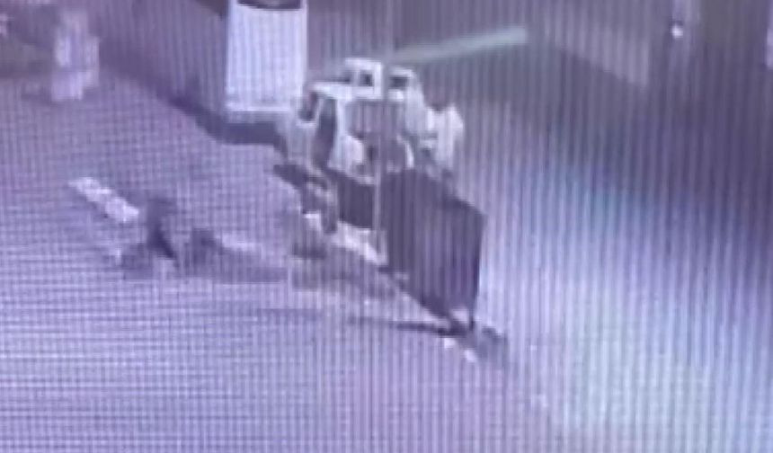57 saniyede arabayı soyan hırsızlar kameraya yakalandı