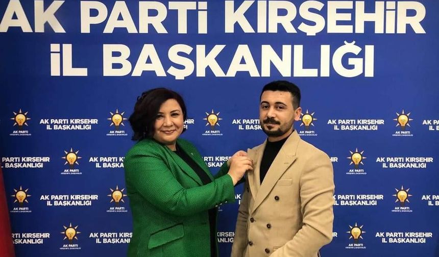 Kırşehir’de CHP’den istifa eden üyeye yeni rozetini AK Parti İl Başkanı Ünsal taktı