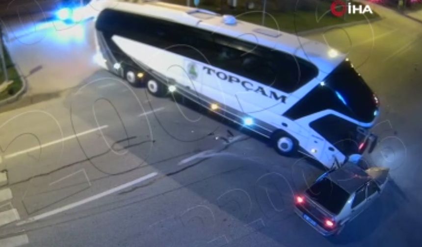 Çorum'da yolcu otobüsü, otomobil ile çarpıştı: Kaza anı kamerada