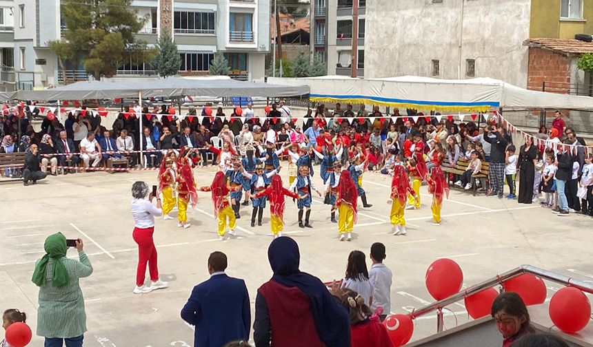 Osmancık'ta okul şenliğinde çocuklar gönüllerince eğlendi