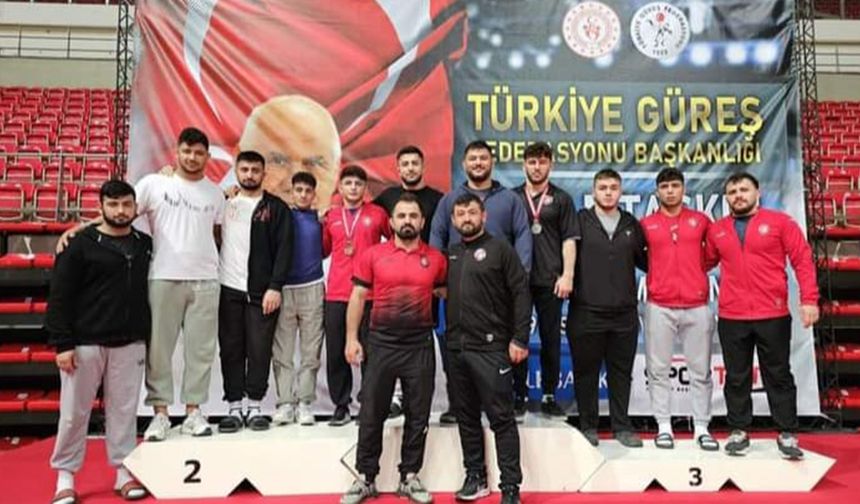 Çorum'un genç güreşçileri Konya'da tarih yazdı!