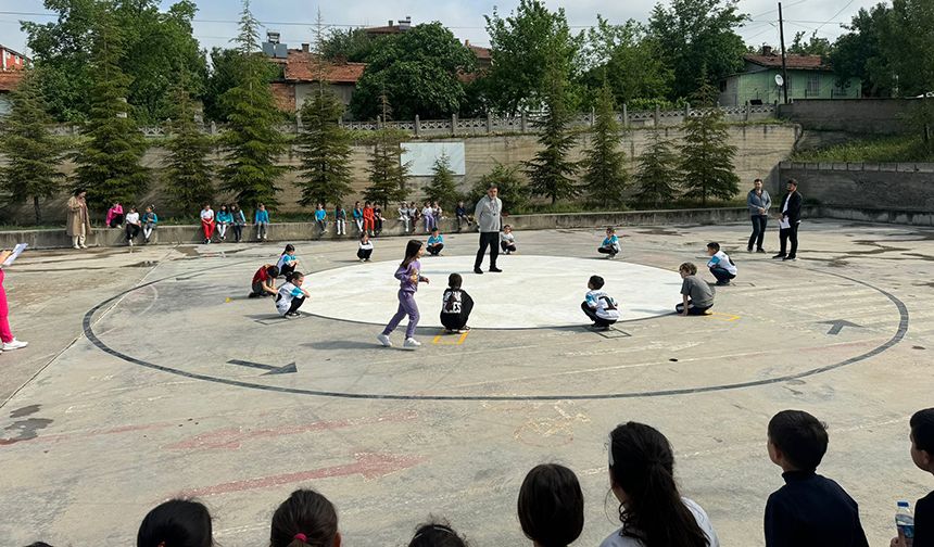 Geleneksel çocuk oyunları yarışmaları düzenlendi