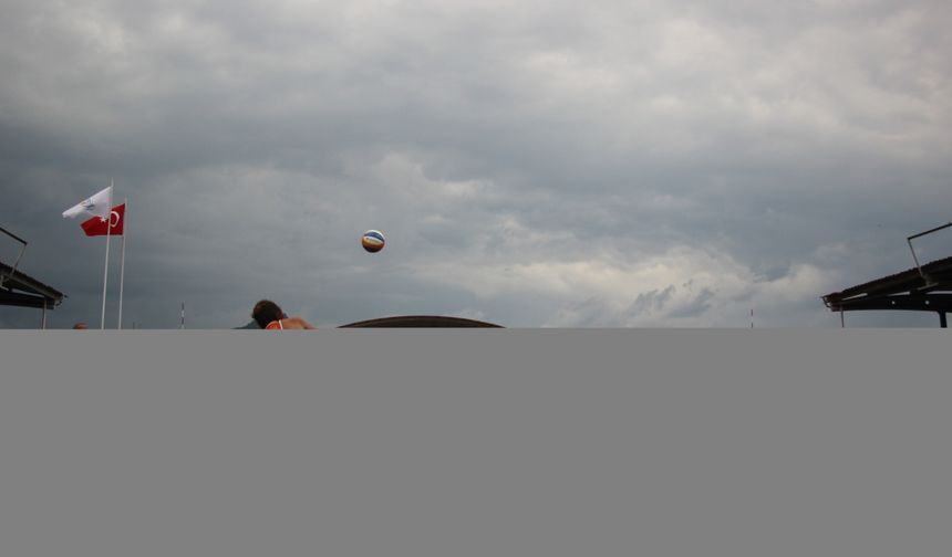 Artvin'de "25. Yıl Hopa Plaj Voleybolu Uluslararası Özel Turnuvası" düzenlendi
